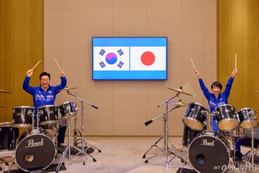[나라=뉴시스] 고범준 기자 = 이재명 대통령이 다카이치 사나에 일본 총리와 함께 13일(현지 시간) 일본 나라현 회담장에서 일본 측이 마련한 푸른색 유니폼을 함께 착용하고 일본의 대표적인 악기 브랜드인 '펄' 드럼 앞에 나란히 앉아 즉석 드럼 합주를 선보이고 있다. (공동취재) 2026.01.13. bjko@newsis.com /사진=고범준