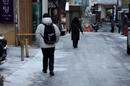 지난 13일 서울 중구의 한 골목에서 시민들이 빙판길을 걷고 있다./사진=뉴시스.