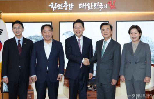 (홍성=뉴스1) 김기태 기자 = 장동혁 국민의힘 대표가 14일 오후 충남도청에서 김태흠 충남지사와 대전충남 행정통합 관련 정책협의에 앞서 악수하고 있다. 2026.1.14/뉴스1  Copyright (C) 뉴스1. All rights reserved. 무단 전재 및 재배포,  AI학습 이용 금지. /사진=(홍성=뉴스1) 김기태 기자