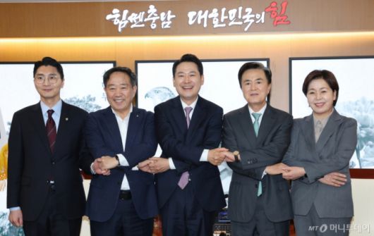 (홍성=뉴스1) 김기태 기자 = 장동혁 국민의힘 대표가 14일 오후 충남도청에서 김태흠 충남지사와 대전충남 행정통합 관련 정책협의에 앞서 악수하고 있다.  2026.1.14/뉴스1  Copyright (C) 뉴스1. All rights reserved. 무단 전재 및 재배포,  AI학습 이용 금지. /사진=(홍성=뉴스1) 김기태 기자