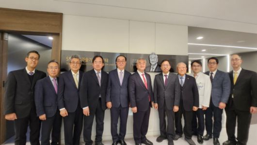 서울대병원 외과 술기교육센터 개소식에서 참석자들이 기념촬영을 하고 있다. 이영술 후원인(왼쪽 6번째), 장진영 외과 과장(왼쪽 7번째). /사진=서울대병원