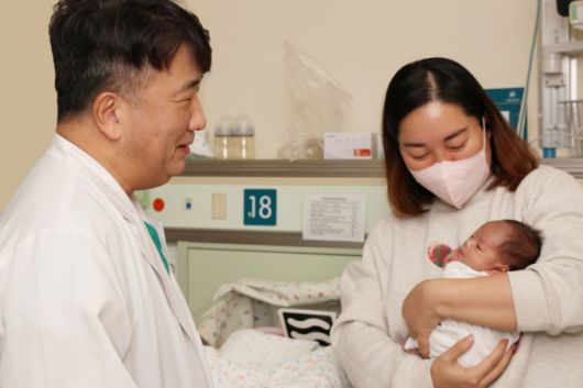 정의석 서울아산병원 신생아과 교수가 지난 2일 수술 후 신생아 중환자실에서 집중치료를 받고 있는 이준이를 진찰하고 있는 모습. /사진제공=서울아산병원