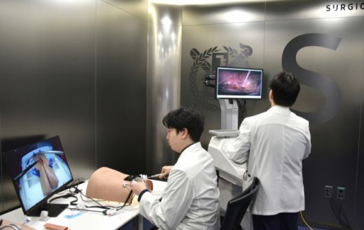 서울대병원 외과 술기교육센터에서 교수진이 복강경 수술 시뮬레이터를 활용해 수술 술기를 시연하고 있다. /사진=서울대병원