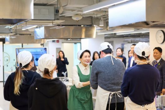 (서울=뉴스1) 이재명 기자 = 김혜경 여사가 15일 서울 종로구 한식문화공간 ‘이음’에서 열린 자립준비청년 응원 행사에서 참석자들과 인사를 나누고 있다. (청와대 제공. 재판매 및 DB 금지) 2026.1.15/뉴스1  Copyright (C) 뉴스1. All rights reserved. 무단 전재 및 재배포,  AI학습 이용 금지. /사진=(서울=뉴스1) 이재명 기자