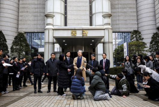정기석 국민건강보험공단 이사장이 15일 서울 서초구 서울고등법원에서 열린 국민건강보험공단의 KT&G, 한국필립모리스, BAT코리아를 상대로 낸 손해배상청구 소송 항소심 선고기일을 마친 뒤 나와 입장을 밝히고 있다. /사진= 뉴시스