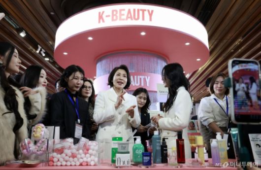 (상하이(중국)=뉴스1) 허경 기자 = 김혜경 여사가 7일 중국 상하이 푸싱아트센터에서 열린 K-뷰티행사에서 인플루언서와 K뷰티에 대해 인터뷰를 하고 있다. 2026.1.7/뉴스1  Copyright (C) 뉴스1. All rights reserved. 무단 전재 및 재배포,  AI학습 이용 금지. /사진=(상하이(중국)=뉴스1) 허경 기자