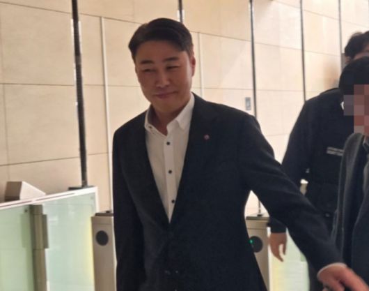 정현석 롯데백화점 대표가 15일 열린 롯데 상반기 VCM에 들어서는 모습./사진=VCM 공동취재단