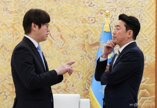 [서울=뉴시스] 고범준 기자 = 강훈식 비서실장과 하정우 AI미래기획수석이 15일 청와대 본관에서 열린 이재명 대통령과 아랍에미리트(UAE)의 칼둔 칼리파 알 무바라크 아부다비행정청장 접견에 앞서 대화를 나누고 있다. (청와대통신사진기자단) 2026.01.15. bjko@newsis.com /사진=