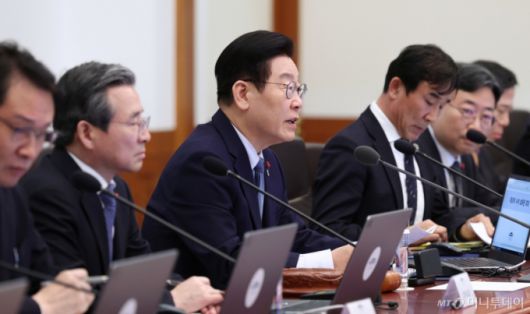 [서울=뉴시스] 최동준 기자 = 이재명 대통령이 15일 청와대에서 열린 수석보좌관회의에서 발언하고 있다. 2026.01.15. photocdj@newsis.com /사진=