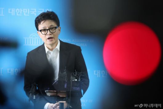 (서울=뉴스1) 신웅수 기자 = 한동훈 전 국민의힘 대표가 14일 서울 여의도 국회 소통관에서 당 윤리위원회 제명 결정과 관련해 입장을 밝히고 있다. 2026.1.14/뉴스1  Copyright (C) 뉴스1. All rights reserved. 무단 전재 및 재배포,  AI학습 이용 금지. /사진=(서울=뉴스1) 신웅수 기자