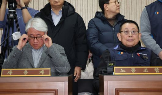 서울시버스노동조합 파업 이틀차인 박점곤(오른쪽) 전국자동차노동조합연맹 서울시버스노동조합 위원장과 김정환 서울시버스운송사업조합 이사장이 14일 오후 서울 영등포구 서울지방노동위원회에서 열린 노사 교섭에 참석해 있다./사진=뉴시스