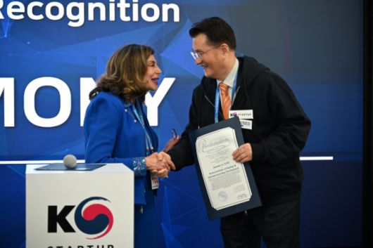 CES2026 K-스타트업 통합관 개관식에 참석한 셸리 버클리 라스베이거스 시장(왼쪽)이 유종필 창업진흥원장에게 표창장을 전달하고 있다./사진제공=창업진흥원