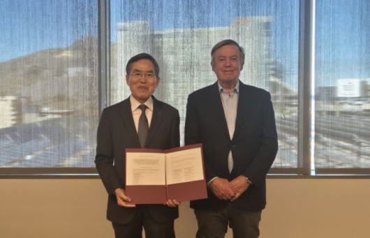 유길상 한기대 총장(왼쪽)과 마이클 크로우 ASU 총장이 업무협약 후 기념촬영하고 있다./사진제공=한기대