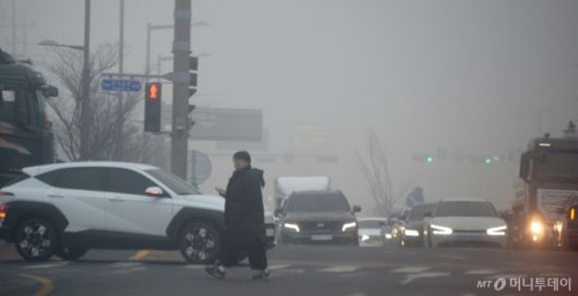 [전주=뉴시스] 김얼 기자 = 전북 지역 곳곳이 초미세먼지와 미세먼지 농도가 나쁨수준이 이어지고 있는 16일 전주시 온고을로에 쌓인 미세먼지로 도심이 뿌옇게 보이고 있다. 2026.01.16. pmkeul@newsis.com /사진=김얼