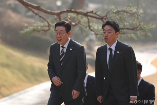 [서울=뉴시스] 고범준 기자 = 이재명 대통령과 강훈식 비서실장이 16일 청와대 상춘재에서 열린 정당 지도부 초청 오찬에 참석하고 있다. 2026.01.16. bjko@newsis.com /사진=류현주