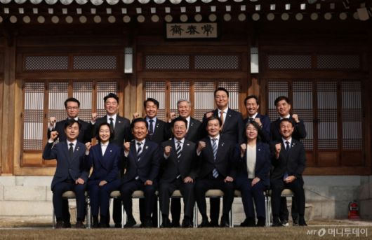 (서울=뉴스1) 허경 기자 = 이재명 대통령이 16일 청와대 상춘재에서 열린 정당 지도부 초청 오찬에서 여야 지도부들과 기념촬영을 하고 있다. (청와대통신사진기자단)  2026.1.16/뉴스1  Copyright (C) 뉴스1. All rights reserved. 무단 전재 및 재배포,  AI학습 이용 금지. /사진=(서울=뉴스1) 허경 기자