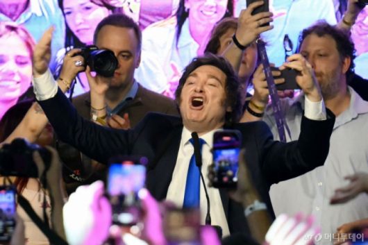 (부에노스아이레스 AFP=뉴스1) 권영미 기자 = 26일(현지시간) 아르헨티나 부에노스아이레스에서 중간선거 결과가 발표된 후, 하비에르 밀레이 대통령이 집권당 본부에서 승리를 자축하고 있다. 예산 삭감을 내세운 밀레이 대통령은 이날 치러진 중간선거에서 예상 밖의 승리를 거두었다. 2025.10.26. ⓒ AFP=뉴스1 Copyright (C) 뉴스1. All rights reserved. 무단 전재 및 재배포,  AI학습 이용 금지. /사진=(부에노스아이레스 AFP=뉴스1) 권영미 기자