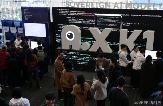 지난달 30일 서울 강남구 코엑스에서 열린 독자 AI 파운데이션 모델 프로젝트 1차 발표회. SK텔레콤 부스를 찾은 시민들이 A.X K1 AI 체험을 하고 있다. /사진=뉴시스