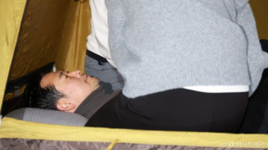 [서울=뉴시스] 고승민 기자 = 나흘째 단식투쟁 중인 장동혁 국민의힘 대표가 18일 서울 여의도 국회 로텐더홀에서 의료진에게 진찰을 받고 있다. 2026.01.07. kkssmm99@newsis.com /사진=고승민