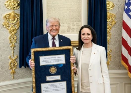 베네수엘라 야권 지도자 마차도(오른쪽)가 15일(현지시간) 미 백악관에서 트럼프 대통령에게 자신이 받은 노벨평화상 메달을 전달했다./사진=소셜미디어