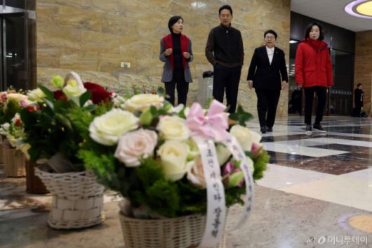 (서울=뉴스1) 황기선 기자 = 더불어민주당의 통일교 및 공천뇌물 특검 수용을 촉구하며 3일째 단식을 이어가고 있는 장동혁 국민의힘 대표가 17일 오후 서울 여의도 국회 로텐더홀에서 응원 꽃다발을 바라보고 있다.  2026.1.17/뉴스1  Copyright (C) 뉴스1. All rights reserved. 무단 전재 및 재배포,  AI학습 이용 금지. /사진=(서울=뉴스1) 황기선 기자