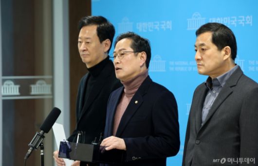 (서울=뉴스1) 이승배 기자 = 박수영 국민의힘 의원을 비롯한 재정경제기획위원들이 18일 서울 여의도 국회 소통관에서 이혜훈 기획예산처 장관 후보자 인사청문회 거부 입장을 밝히고 있다. 2026.1.18/뉴스1  Copyright (C) 뉴스1. All rights reserved. 무단 전재 및 재배포,  AI학습 이용 금지. /사진=(서울=뉴스1) 이승배 기자