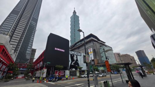 대만 수도 타이베이 명소인 타이베이 101 타워 인근 복합쇼핑몰 인근 건물에 초대형 옥외 광고가 설치됐다. 여기선 매일 한국 제품 홍보가 이뤄진다./사진=유엄식 기자