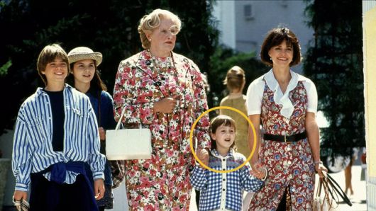 영화 '미세스 다웃파이어' 스틸컷. 노란 원이 배우 마라 윌슨. /사진=영화 '미세스 다웃파이어' 스틸컷