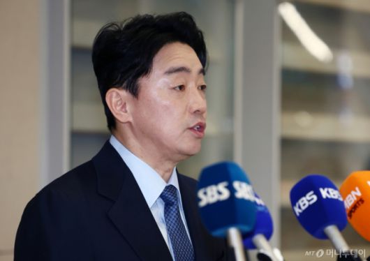 (인천공항=뉴스1) 김민지 기자 = 강훈식 대통령비서실장이 30일 오후 인천국제공항을 통해 귀국한 후 폴란드와의 다연장로켓 천무 유도탄 공급 계약 체결 관련 브리핑을 하고 있다. 2025.12.30/뉴스1  Copyright (C) 뉴스1. All rights reserved. 무단 전재 및 재배포,  AI학습 이용 금지. /사진=(인천공항=뉴스1) 김민지 기자