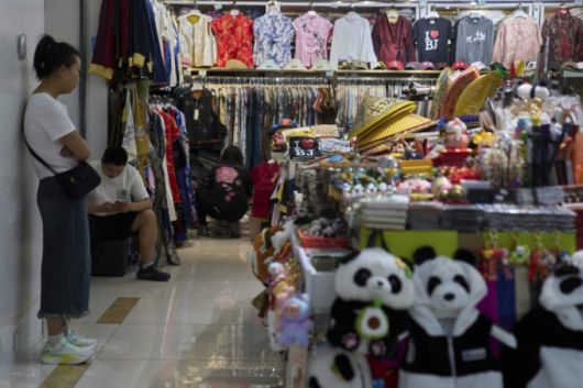 [베이징=AP/뉴시스]베이징의 한 쇼핑몰의 의류와 기념품 매장에서 15일 상인들이 손님을 기다리고 있다. 중국 경제는 지난 4월 도널드 트럼프 미 대통령이 촉발한 무역전쟁으로 소매 판매와 부동산, 투자가 경제학자들이 예상했던 것보다 부진하게 나타나면서 둔화 조짐을 보였다. 2025.05.19. /