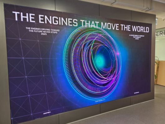 티맵 모빌리티 사옥 7층 입구에 들어서면 엔진을 형상화한 거대 LED 벽이 맞이한다./사진=이찬종 기자