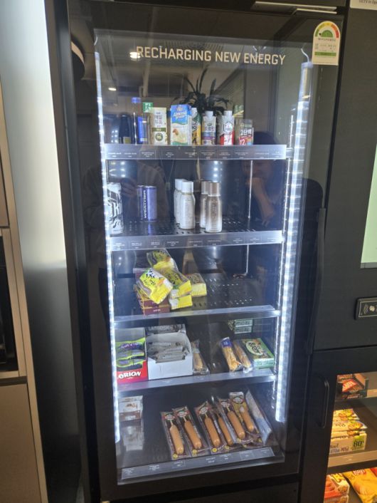 메인 라운지에 비치된 자판기. 두유 240원, 아몬드브리즈 240원, 펩시 제로 콜라 340원, 닥터유 단백질 드링크 520원 등 저렴한 가격으로 판매되고 있다./사진=이찬종 기자