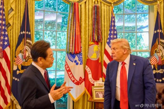 [워싱턴=뉴시스] 고범준 기자 = 이재명 대통령이 25일(현지 시간) 미국 워싱턴DC 백악관에서 열린 한미 정상회담을 마치고 도널드 트럼프 미국 대통령과 대화를 하고 있다. (공동취재) 2025.08.26. bjko@newsis.com /사진=