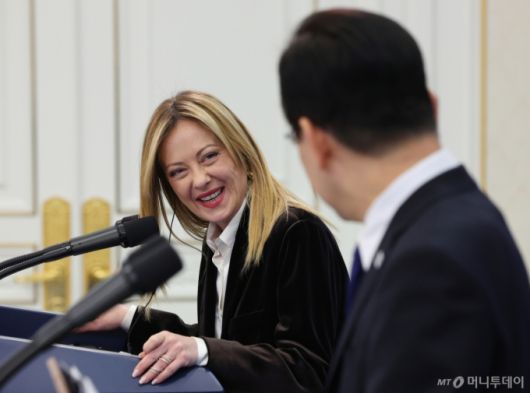 [서울=뉴시스] 최동준 기자 = 조르자 멜로니 이탈리아 총리가 19일 청와대에서 열린 한-이탈리아 공동언론발표에서 이재명 대통령의 발언을 듣고 있다. 2026.01.19. photocdj@newsis.com /사진=