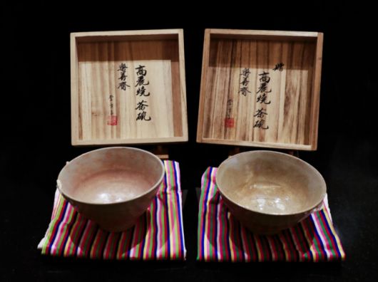 오킨스전자 전진국 대표가 기증한 정호찻사발 2점/사진제공=오킨스전자