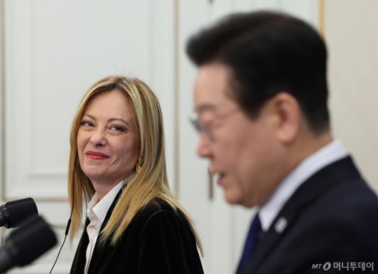 [서울=뉴시스] 최동준 기자 = 조르자 멜로니 이탈리아 총리가 19일 청와대에서 열린 한-이탈리아 공동언론발표에서 이재명 대통령의 발언을 듣고 있다. 2026.01.19. photocdj@newsis.com /사진=