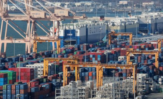 경기 평택시 포승읍 평택항에 수출용 컨테이너가 쌓여있는 모습./사진제공=뉴스1