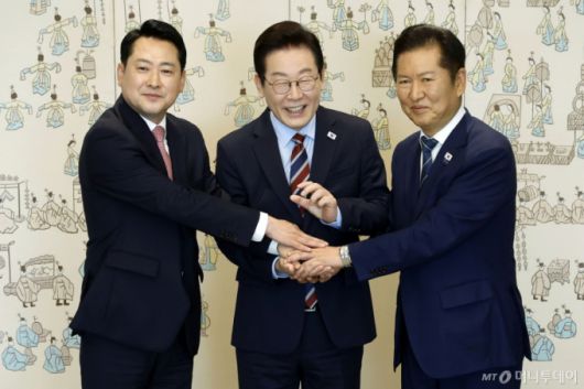 [서울=뉴시스] 최동준 기자 = 이재명 대통령이 8일 서울 용산 대통령실 청사에서 열린 여야 지도부 오찬 회동에서 정청래 더불어민주당 대표, 장동혁 국민의힘 대표와 기념촬영을 하고 있다. 2025.09.08. photocdj@newsis.com /사진=최동준