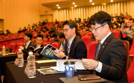 박인규 과학기술정보통신부 과학기술혁신본부장이 19일 오전 대전광역시 유성구 KAIST에서 열린 '2026 정부연구개발사업 부처합동설명회' 에 참석해 발표자료책자를 살펴보고 있다. /사진=과학기술정보통신부