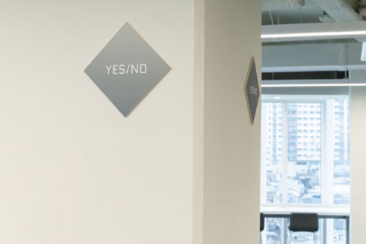 기둥에 'YES/NO'가 적힌 마름모 모양 표지판을 붙여뒀다. 괜히 선택의 기로에 놓이게 한다./사진제공=티맵 모빌리티