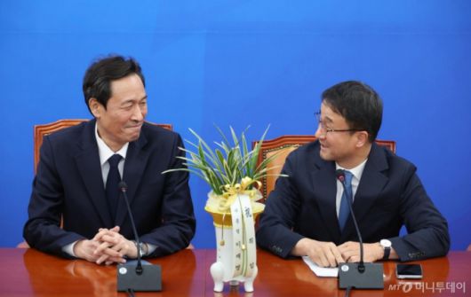 [서울=뉴시스] 김금보 기자 = 한병도 더불어민주당 원내대표가 12일 오후 서울 여의도 국회에서 우상호 대통령실 정무수석의 예방을 받으며 발언을 하고 있다. 2026.01.12. kgb@newsis.com /사진=김금보