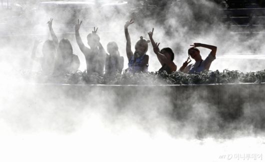 [용인=뉴시스] 김종택 기자 = 4일 경기 용인시 캐리비안 베이에서 모델들이 편백나무 노천탕, 핀란드식 원통 사우나 등 김이 모락모락 피고 있는 야외 스파에서 겨울 온천욕을 즐기고 있다.   에버랜드 인기 동물인 카피바라 테마의 '윈터 스파 캐비'로 변신한 캐리비안 베이는 힐링스파, 슬라이드, 유수풀 등 다양한 스파 시설을 12월5일부터 내년 3월3일까지 운영한다. 2025.12.04. jtk@newsis.com /사진=김종택