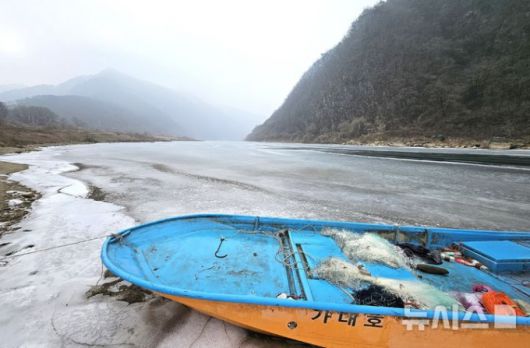 한파주의보가 발효한 20일 충북 단양군 가곡면 남한강에 발이 묶인 어선./사진=뉴시스