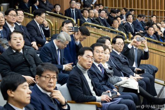 (서울=뉴스1) 유승관 기자 = 더불어민주당 의원들이 20일 서울 여의도 국회에서 열린 공소청법·중대수사청법 공청회(정책의원총회)에서 윤창렬 국무조정실장(검찰개혁 추진단장)의 정부안 발표를 지켜보고 있다. 2026.1.20/뉴스1  Copyright (C) 뉴스1. All rights reserved. 무단 전재 및 재배포,  AI학습 이용 금지. /사진=(서울=뉴스1) 유승관 기자