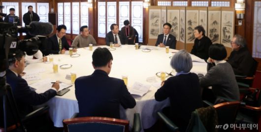 김민석 국무총리가 20일 서울 종로구 삼청동 총리공관에서 연극인들과 간담회를 하고 있다. /사진=뉴시스
