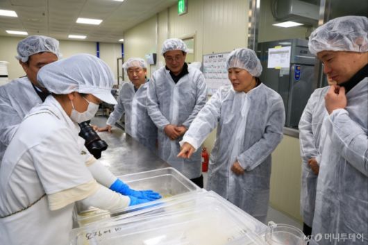 송미령 농식품부장관(오른쪽 2번째)이 19일 충북 청주시 미원산골마을빵집을 찾아 빵 제조과정을 직접 살펴보고 있다. /사진=농식품부