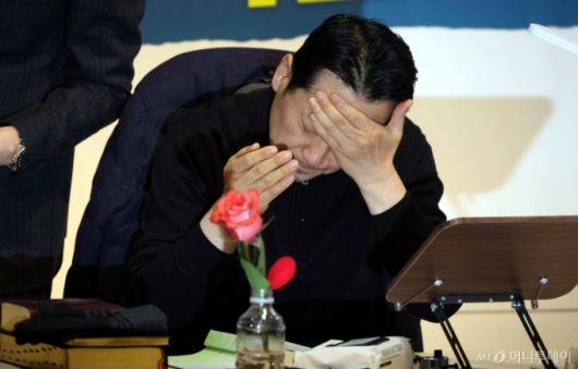 장동혁 국민의힘 대표가 19일 오전 서울 여의도 국회 로텐더홀에서 '민주당의 공천 뇌물·통일교 게이트 특검 수용'을 촉구하며 단식농성을 하며 힘겨워하고 있다./사진=뉴시스