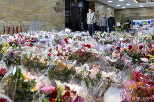 (서울=뉴스1) 이승배 기자 = 더불어민주당의 통일교 및 공천뇌물 특검 수용을 촉구하며 6일째 단식을 이어가고 있는 장동혁 국민의힘 대표가 20일 서울 여의도 국회 로텐더홀에서 응원 꽃바구니를 바라보고 있다. 2026.1.20/뉴스1  Copyright (C) 뉴스1. All rights reserved. 무단 전재 및 재배포,  AI학습 이용 금지. /사진=(서울=뉴스1) 이승배 기자