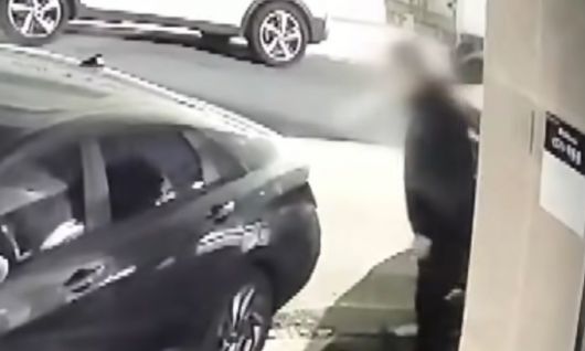 특정 차량에만 침을 뱉고 떠나는 남성의 모습이 포착됐다./사진=JTBC '사건반장'