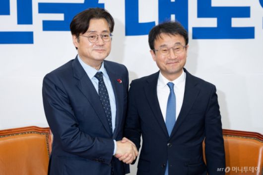 (서울=뉴스1) 유승관 기자 = 한병도 더불어민주당 원내대표가 21일 서울 여의도 국회에서 홍익표 청와대 신임 정무수석을 접견, 기념 촬영을 하고 있다. 2026.1.21/뉴스1  Copyright (C) 뉴스1. All rights reserved. 무단 전재 및 재배포,  AI학습 이용 금지. /사진=(서울=뉴스1) 유승관 기자